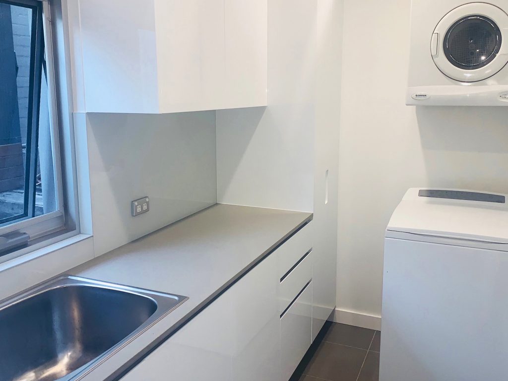 GLASS SPLASHBACK