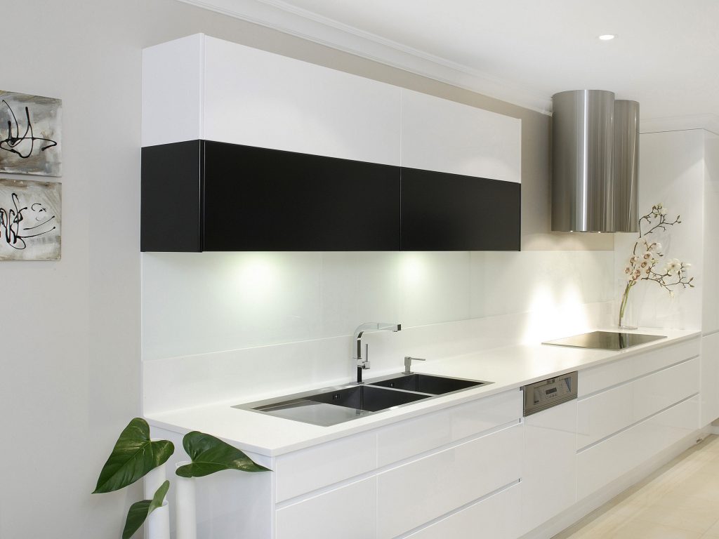 GLASS SPLASHBACK