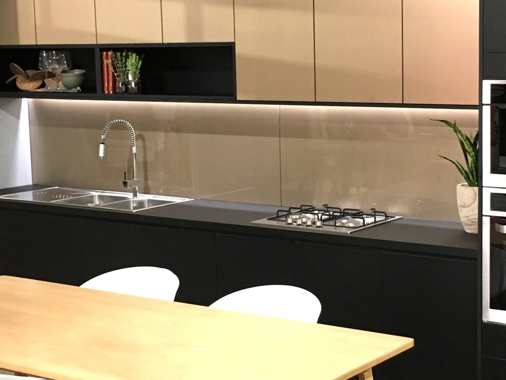 GLASS SPLASHBACK