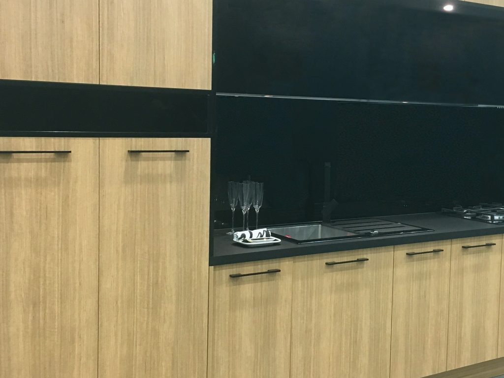 MIRROR SPLASHBACK